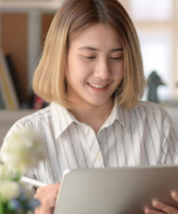 Woman getting Floriamed fast and easy online care with a tablet